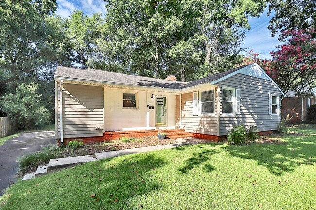 Foto del edificio - Discover the charm of this brick ranch nestled in the heart of Madison Park