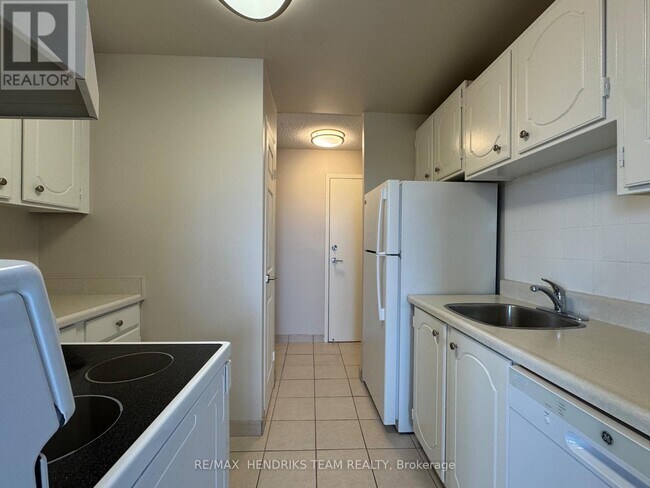 Building Photo - 610 Lake St