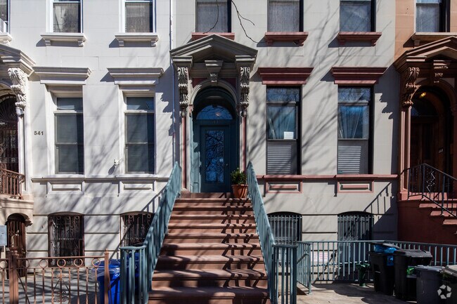 Entrance - 543 Dean St