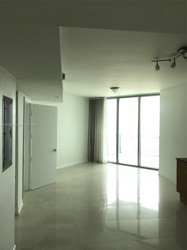 Building Photo - 350 S Miami Ave