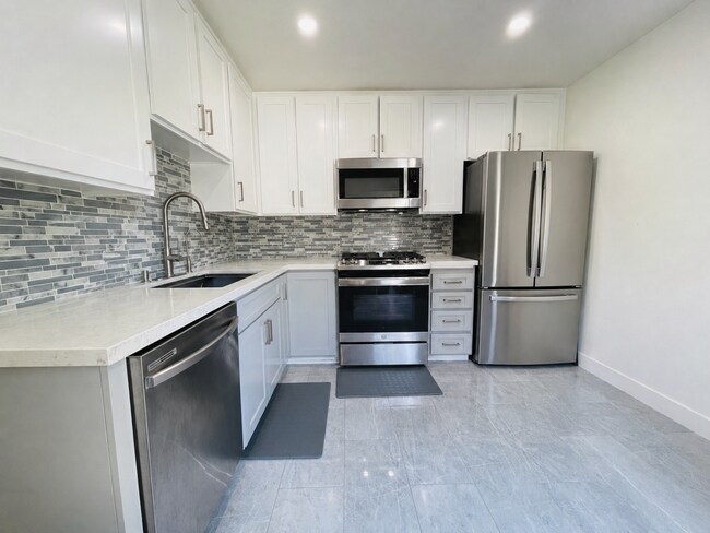 Foto del edificio - 817 W 232nd St