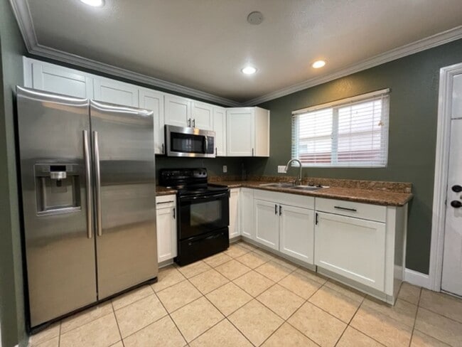 Building Photo - 3 bedroom-2 bathroom Single Story Condo in...