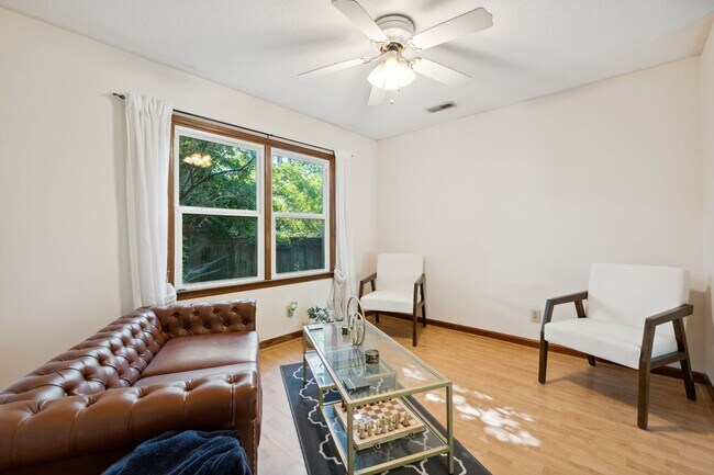 Foto del edificio - 3 bedroom home close to Duke Avaialble Early June!