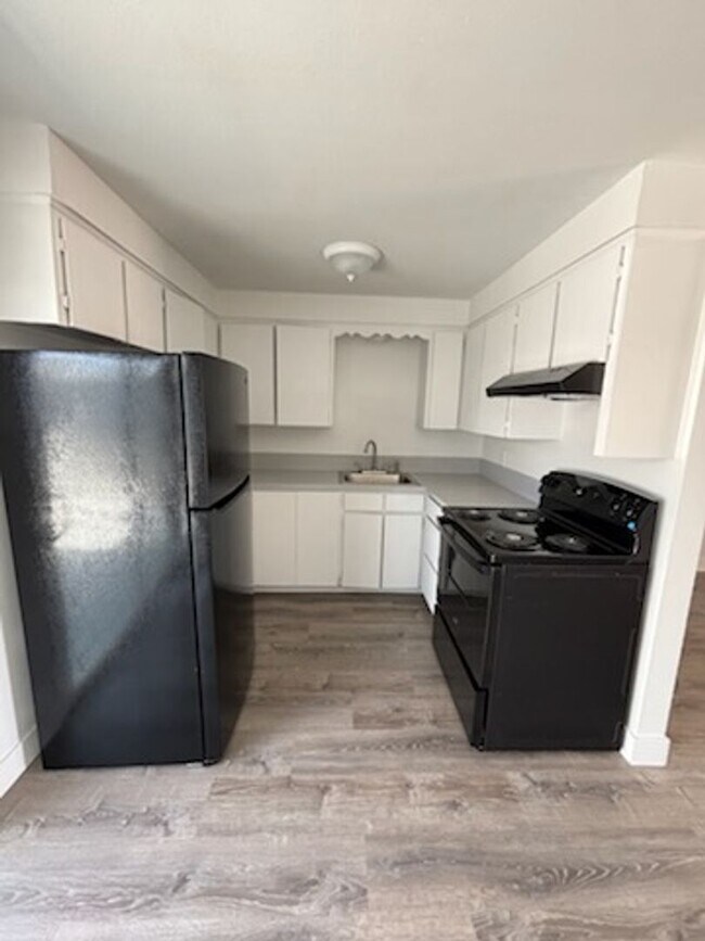 Foto del edificio - 3 bedroom 1 bath single level duplex