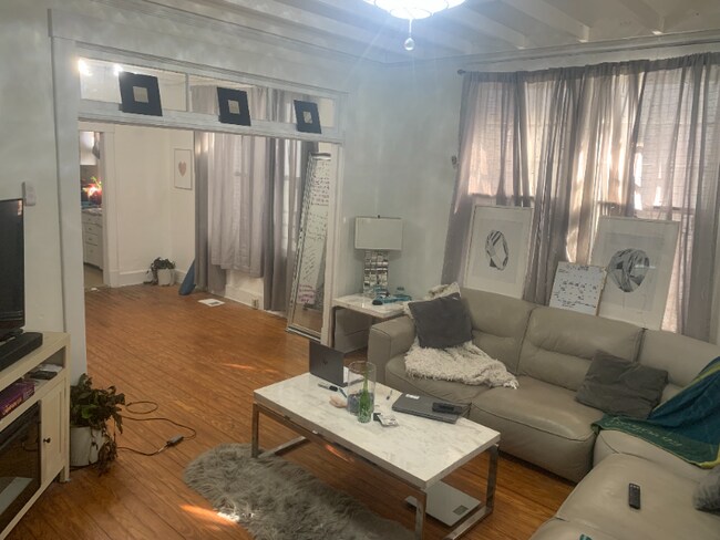 Foto del edificio - 1014 W 39th St