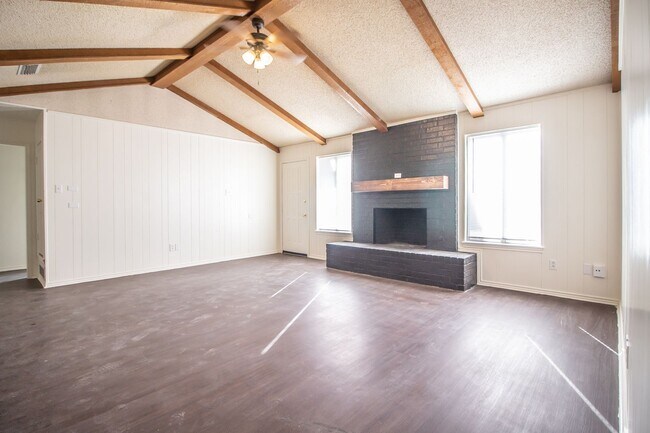 Building Photo - Charming 3 Bedroom 2 bathroom house!!