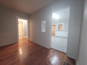 Building Photo - 845 W 26th Ave