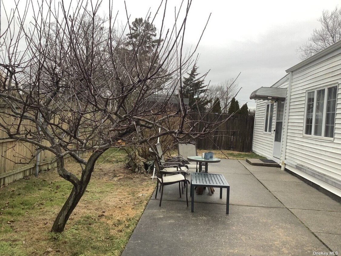 752 Peter Paul Dr, West Islip, NY 11795 House Rental in West Islip