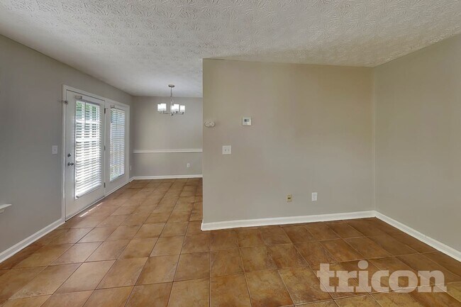 Foto del edificio - 261 Silver Ridge Dr