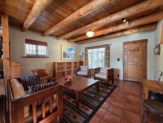 Foto del edificio - 1489 Bishops Lodge Rd