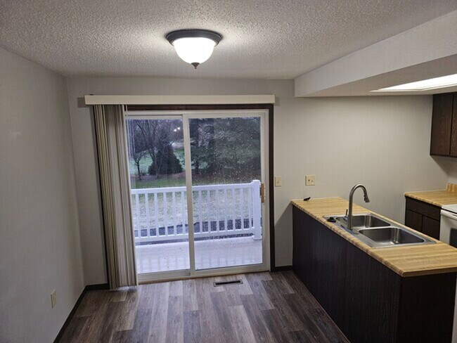 Foto del edificio - Large Two Bedroom Townhouse with Garage in...