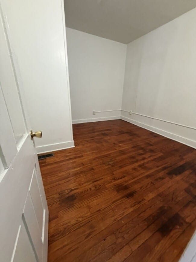 Foto del edificio - AVAILABLE FOR SHOWING 3!!! BR/1 BA. Promotion - $500 off first month rent!!