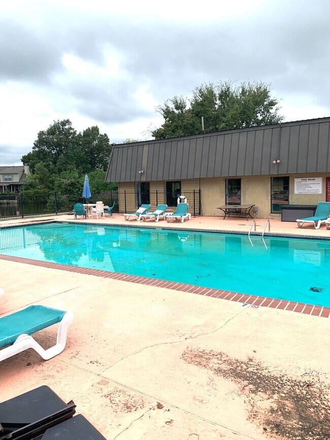 Foto del edificio - Updated condo off of Bluebonnet / Call abo...
