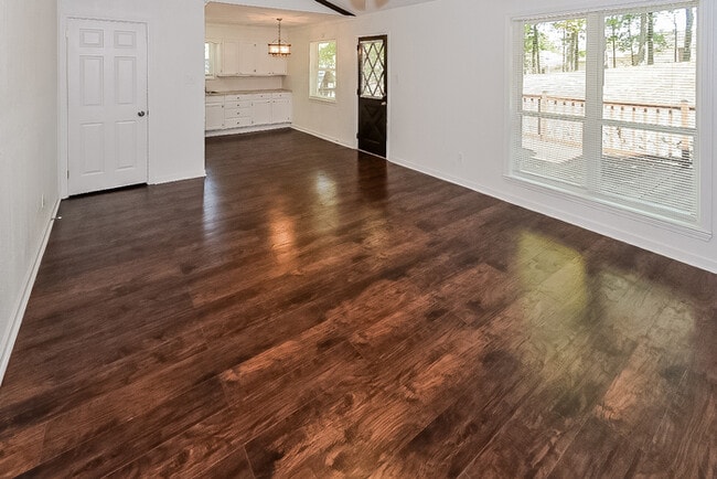 Foto del edificio - 1401 Jennifer Dr