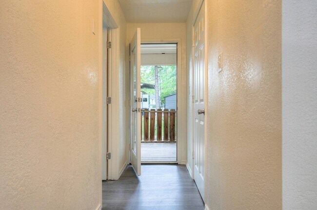 Foto del edificio - 9574 Darkwood St
