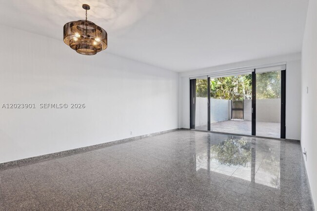 Foto del edificio - 151 Crandon Blvd