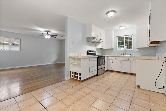 Foto del edificio - Move In NOW! Beautiful Davis Home Near UC Davis | Bright Open Layout + Private Backyard