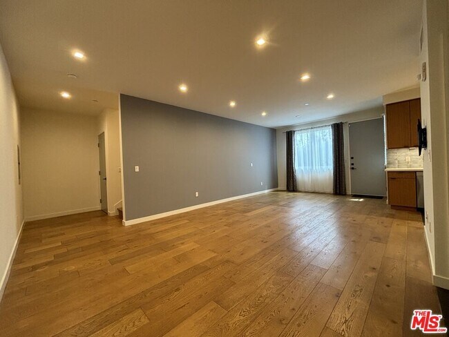 Building Photo - 532 W Elk Ave