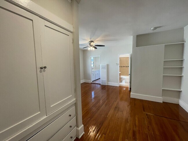 Foto del edificio - 1837 N Kingsley Dr