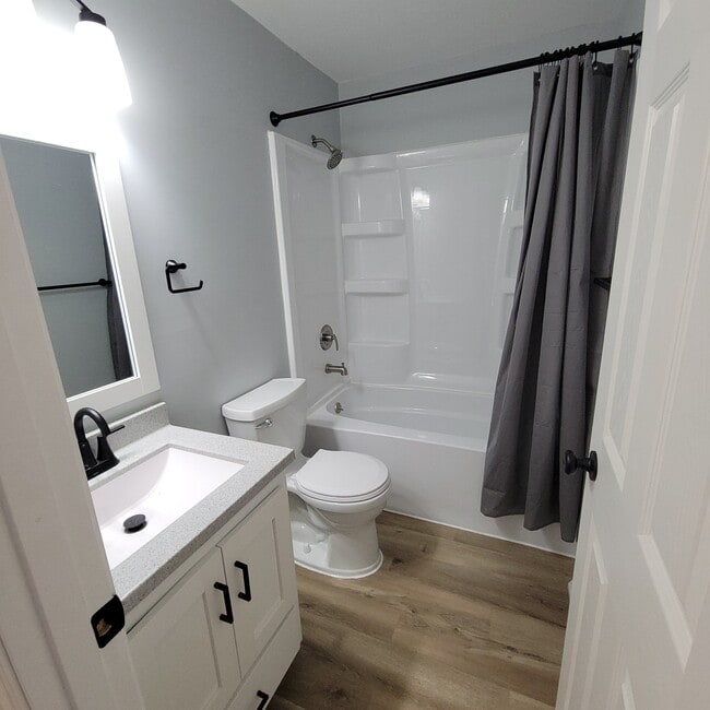 Main Bathroom - 429 Hutton Ln