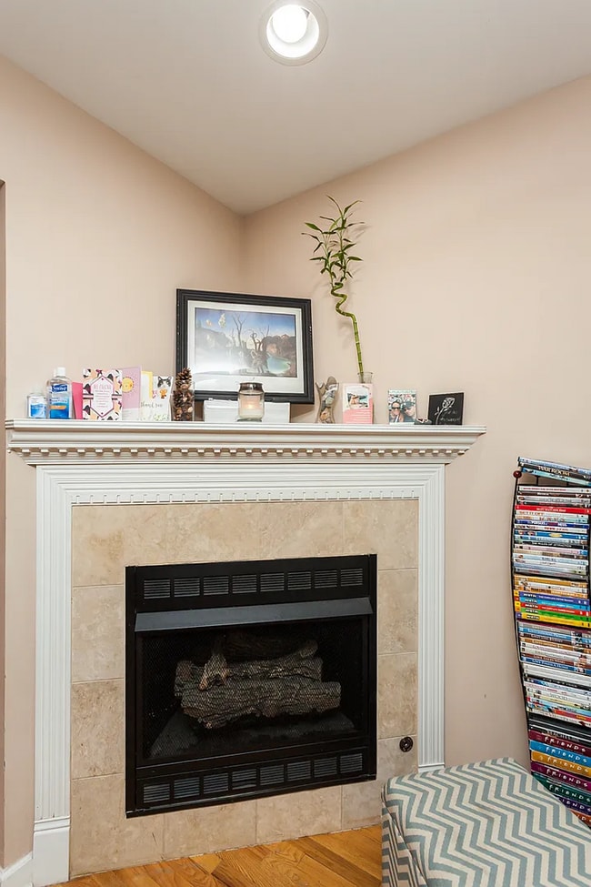 Building Photo - 1142 W Morse Ave