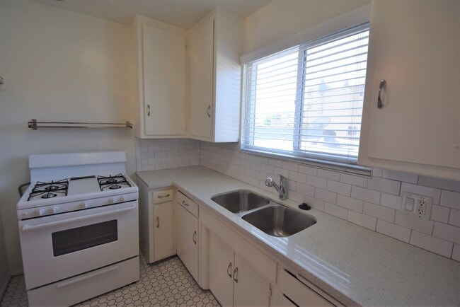 Building Photo - 823 Orange Grv Ave