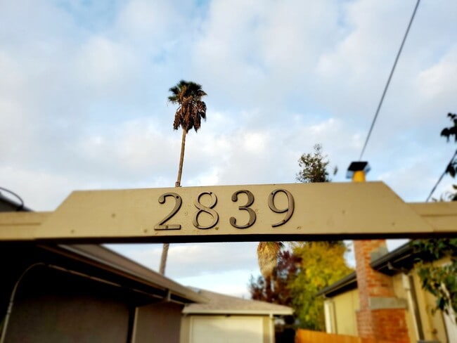 Building Photo - 2839 Devonshire Ave