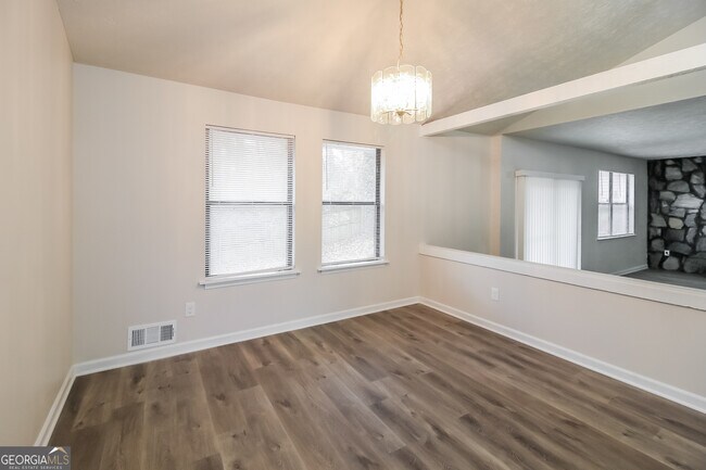 Foto del edificio - 6717 Knollwood Cir