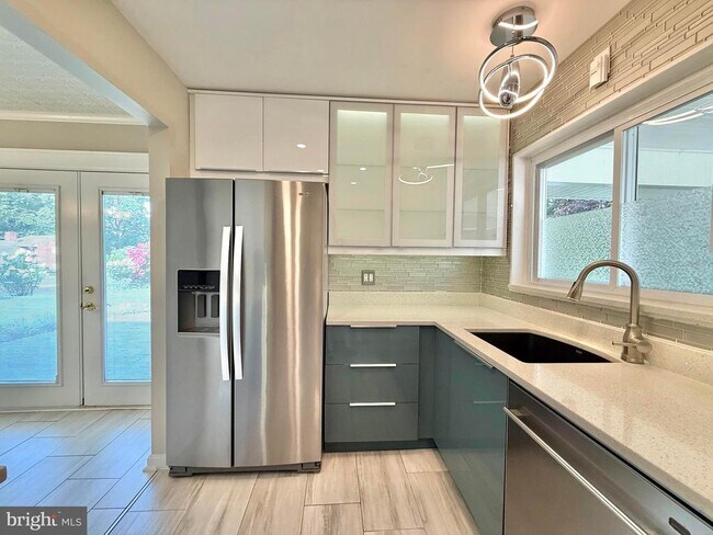 Foto del edificio - 5413 Ives Pl