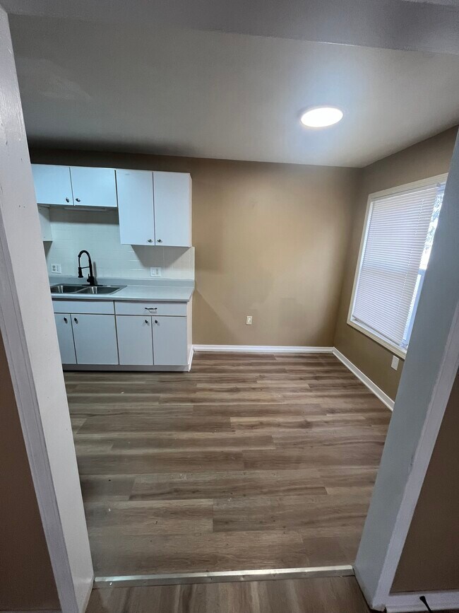 Foto del edificio - 1323 E Kinkaid St