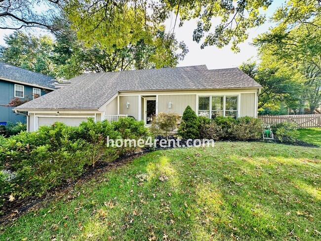 Foto del edificio - A Lovely, Four Bedroom Lenexa Home w/ Wood...