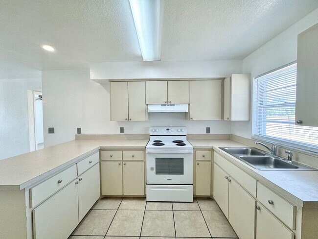 Foto del edificio - 2542 Elm Ave