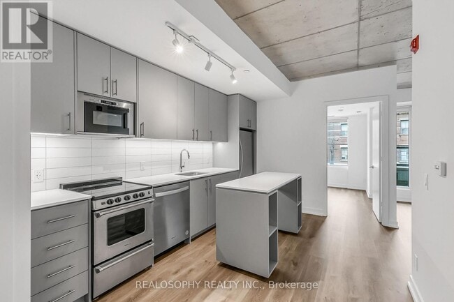 Building Photo - 115 Larchmount Ave