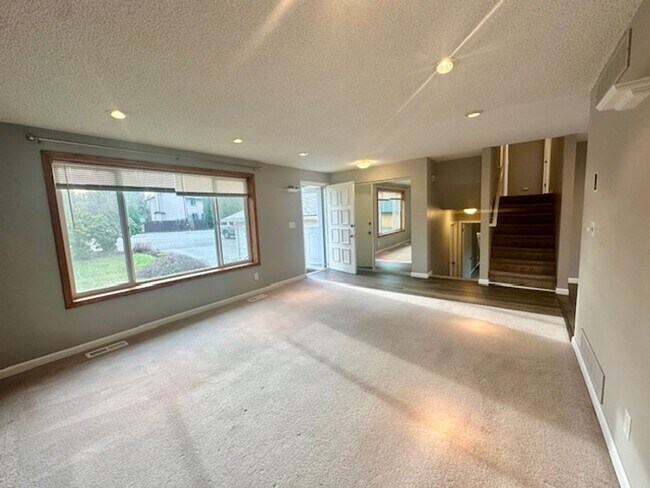 Building Photo - 4 bedroom -Split level and large deck/fenced yard!