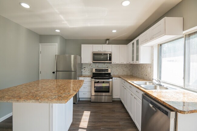 Building Photo - 5612 Santa Cruz Dr