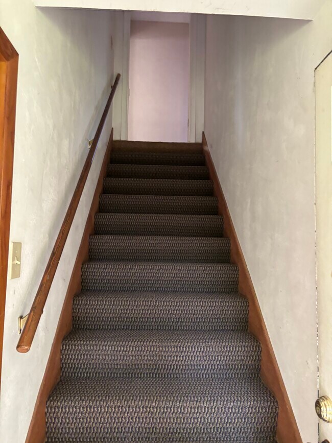 Foto del edificio - Cottage St Triplex