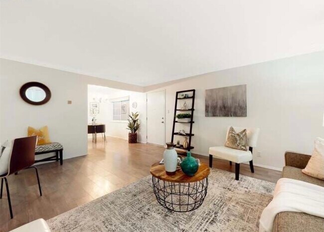 Living room - 2316 Lakeshore Ave
