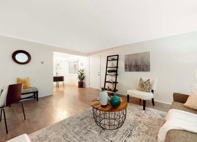 Living room - 2316 Lakeshore Ave
