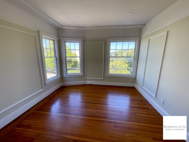 Building Photo - UPDATED + SPACIOUS 2 BR/ 1 BA IN INNER RIC...