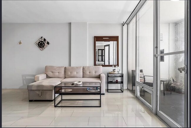 Foto del edificio - 2200 NE 33rd Ave