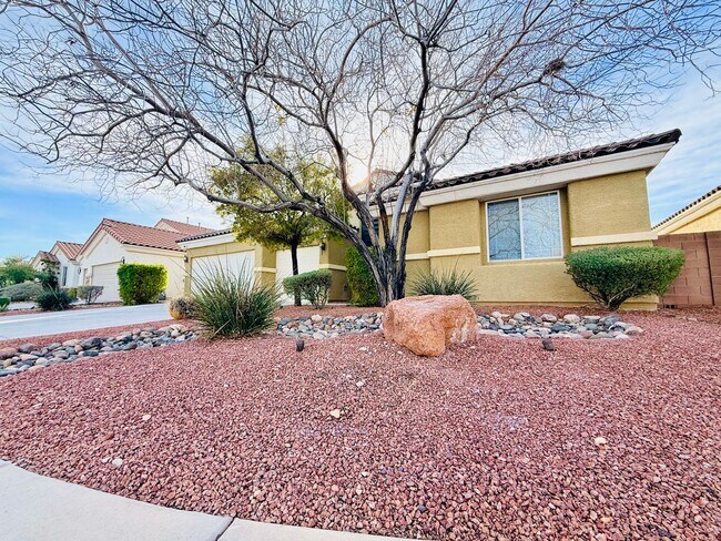 Building Photo - Welcome to this stunning 5-bedroom, 3-bath home located in the desirable Estates of Wigwam Ranch ...