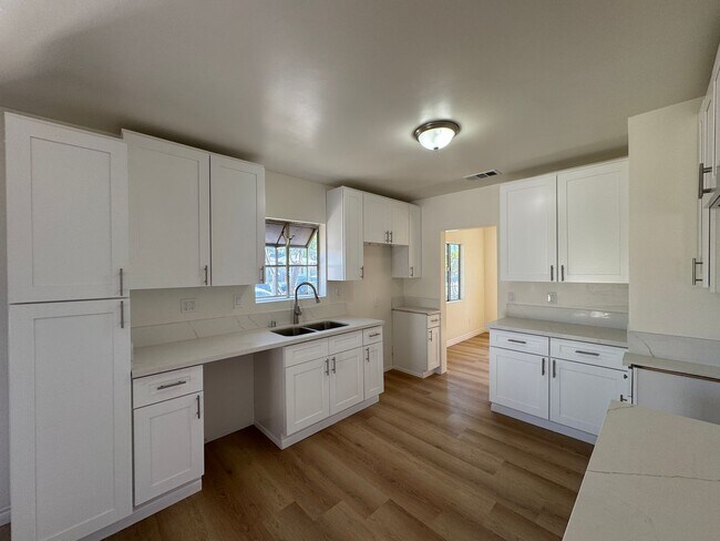 Building Photo - 3bd 2ba + Office Space