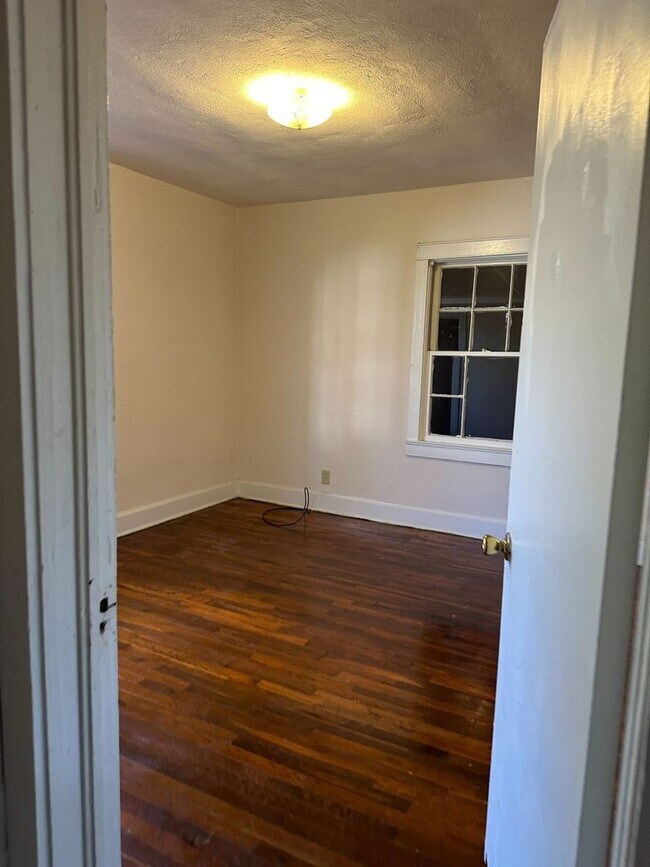 Building Photo - Cozy Eastlake Home with Bonus Room