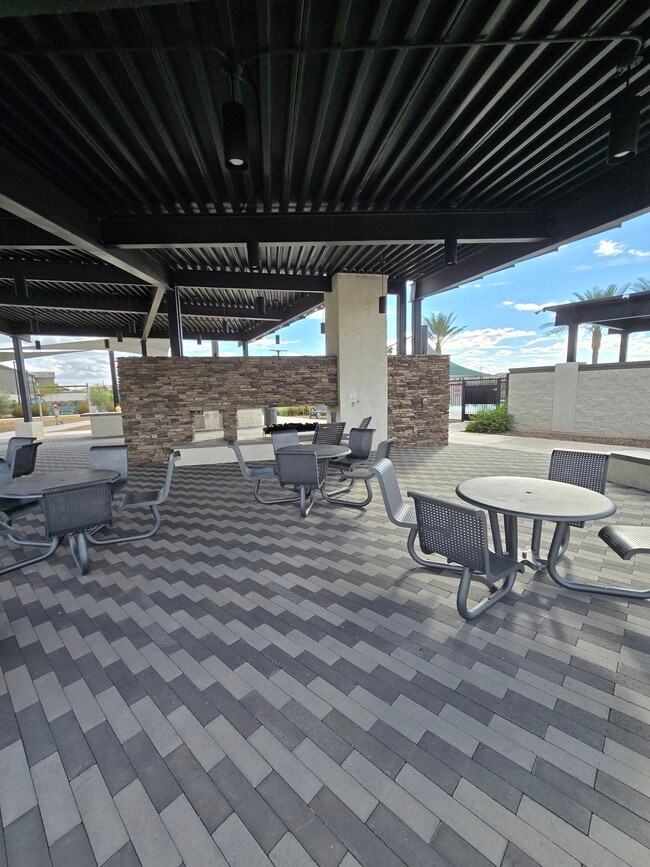 Building Photo - 713 W Longwood Dr