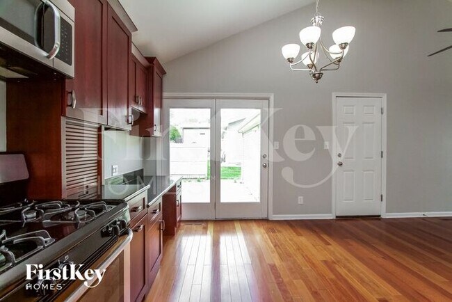 Building Photo - 303 N Bromley St