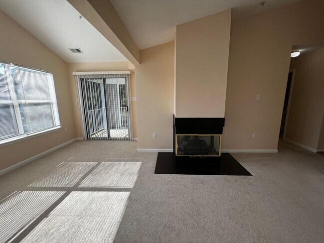 Building Photo - Stunning 3 BR/2 BA Condo in Silver Spring!