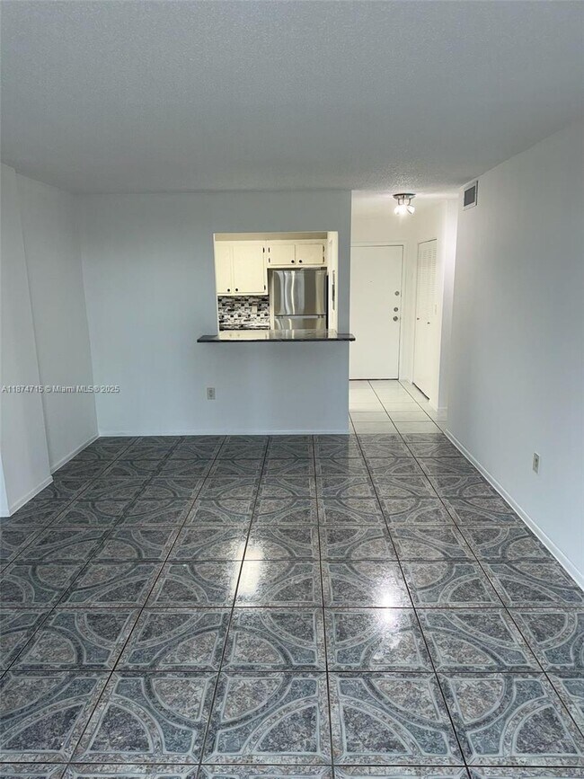 Foto del edificio - 16950 W Dixie Hwy