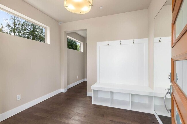 Building Photo - Beautiful Home in Kirkland with 2-Car Garage and Outdoor Patio!