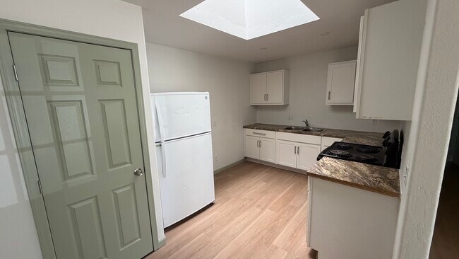 Building Photo - 18 E Ridgecrest Dr