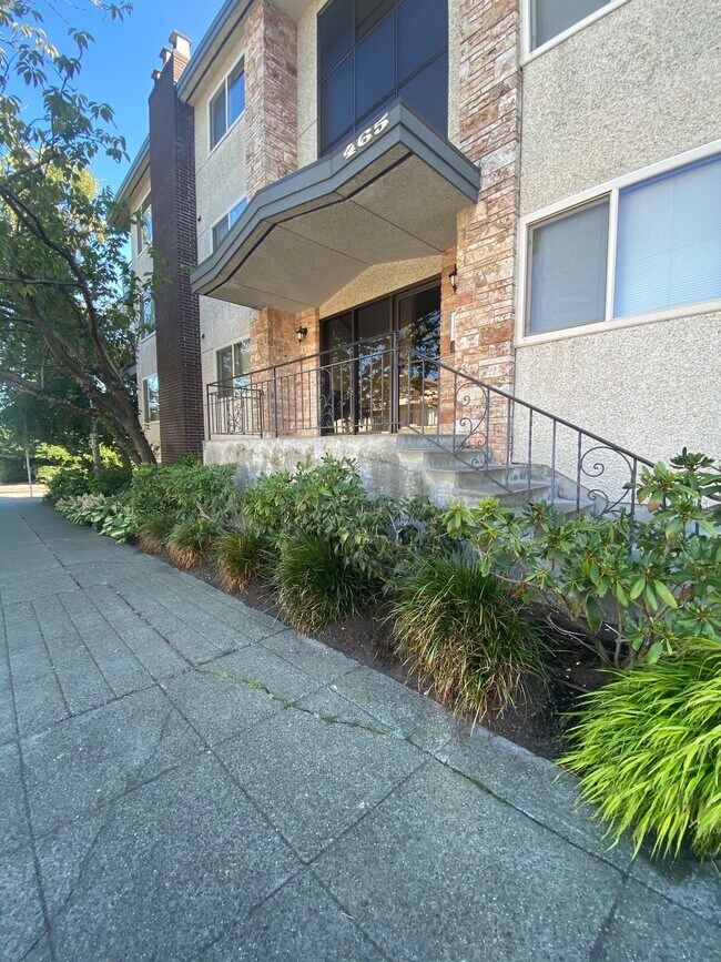 Building Photo - 465 N 45th St
